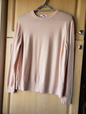 Uniqlo Men's Merino Wool Crewneck Sweater in Light Pink